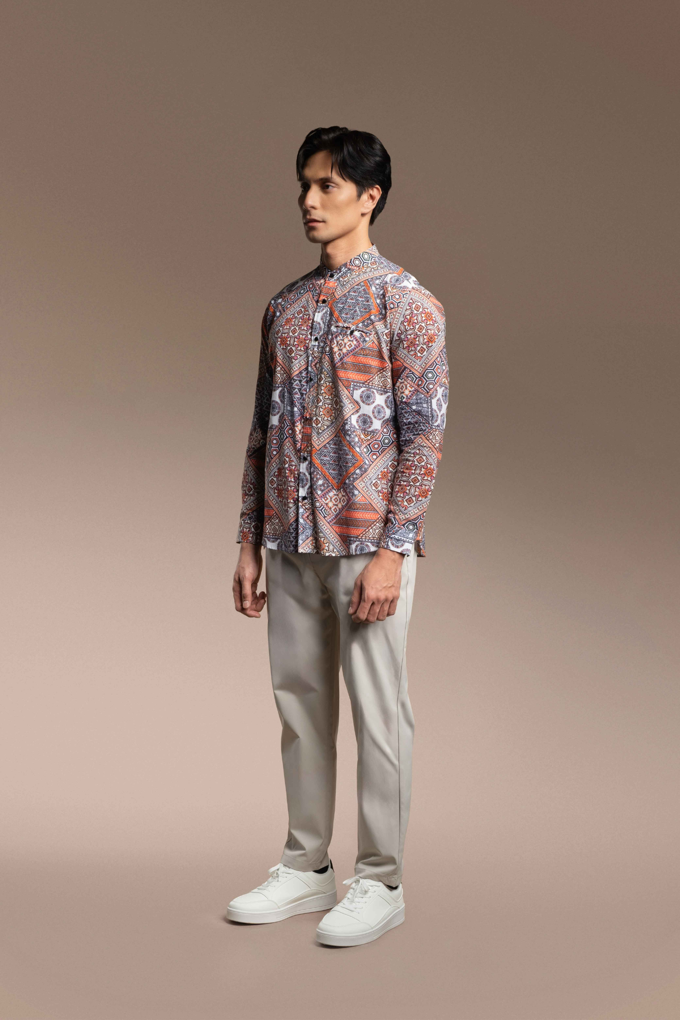 Man wearing a Onésimus Men's Casual Shirts in Pure Cotton and light pants against a beige background