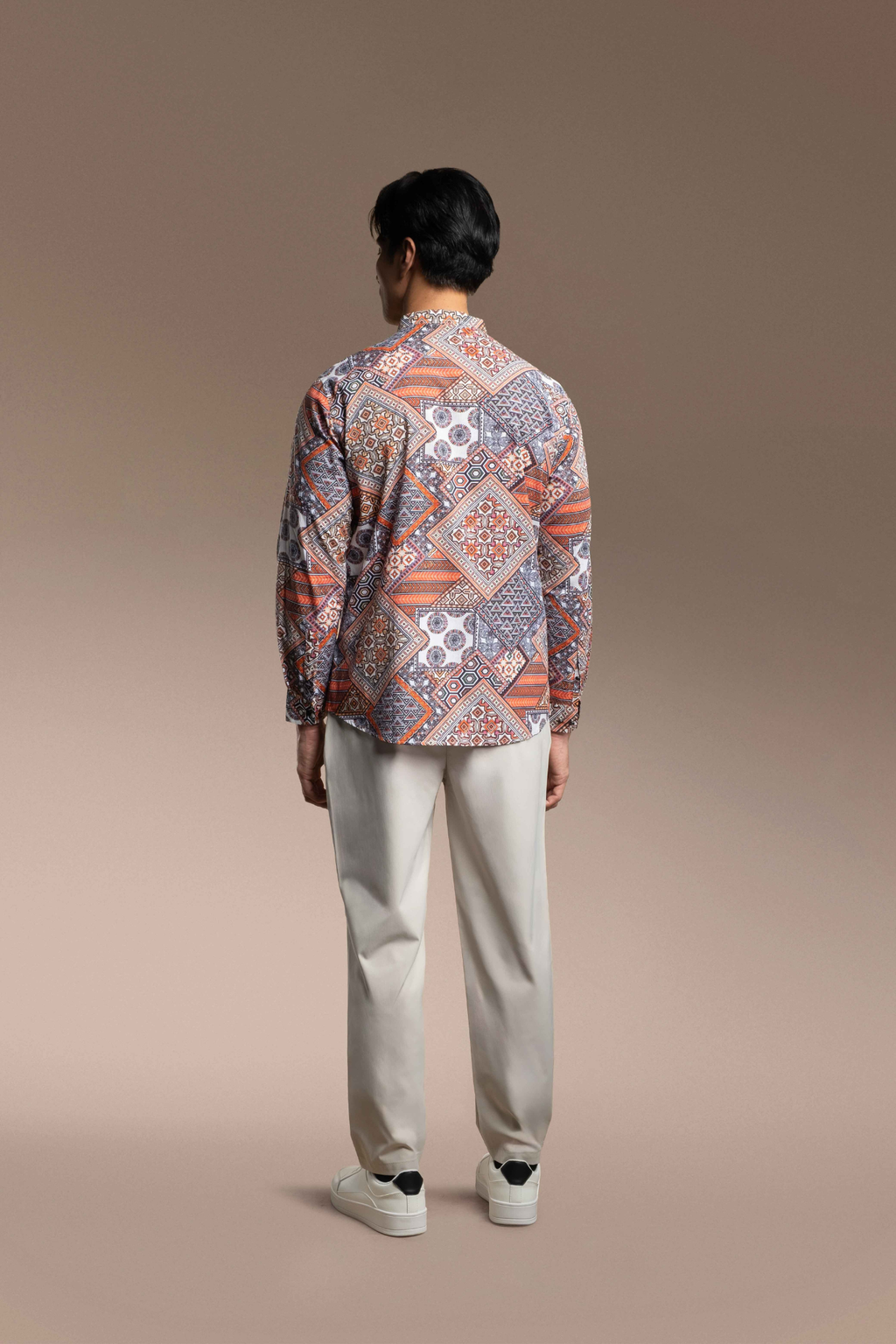 Person wearing a Onésimus Men's Casual Shirts in Pure Cotton and light pants on a beige background
