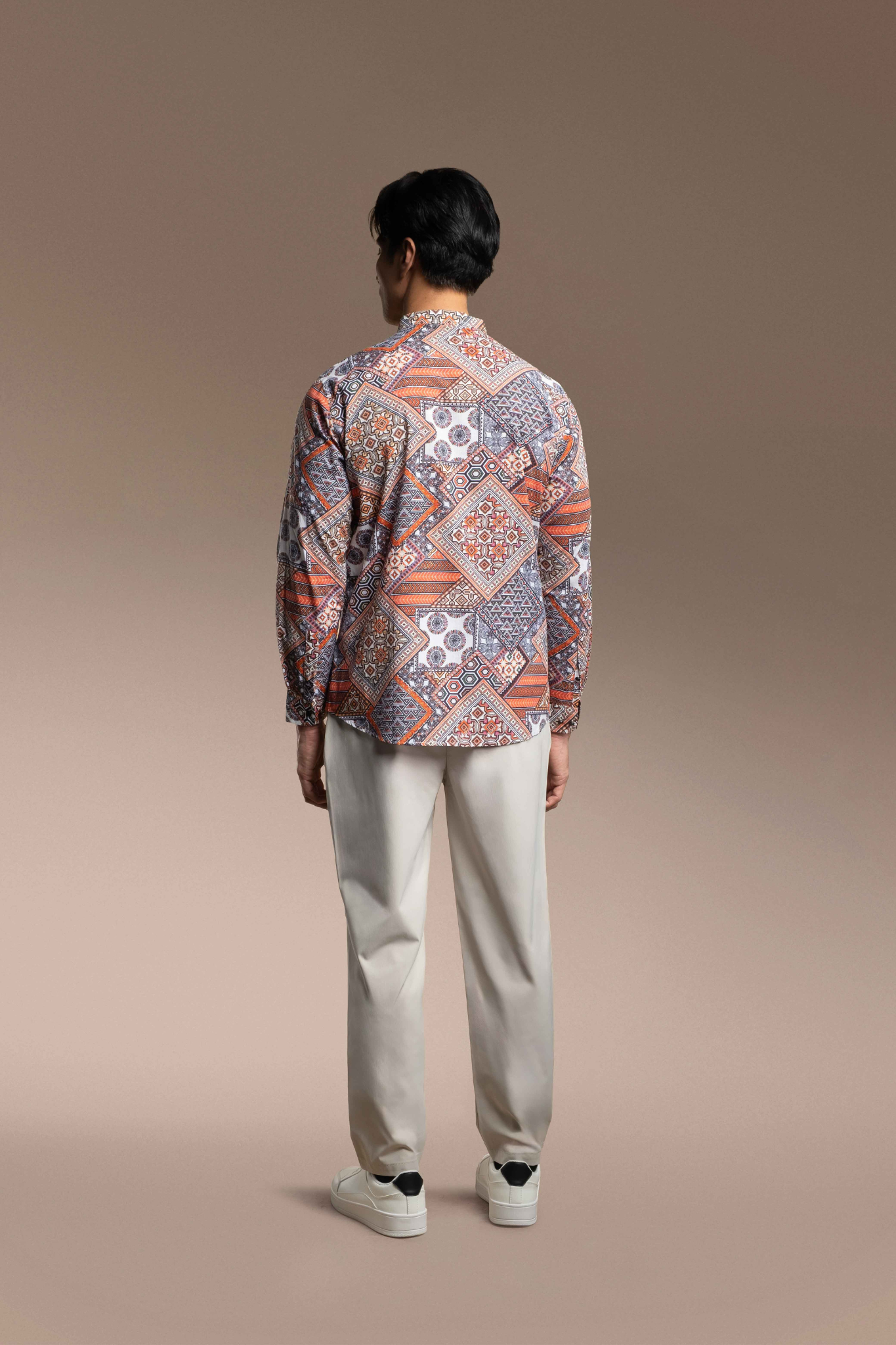 Person wearing a Onésimus Men's Casual Shirts in Pure Cotton and light pants on a beige background
