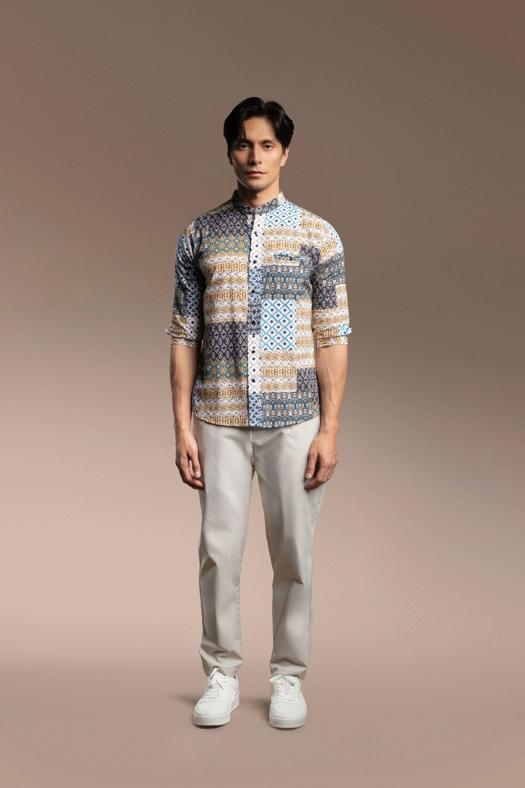 Man wearing a Onésimus Men's Casual Shirts Geometric Prints shirt and light pants on a beige background