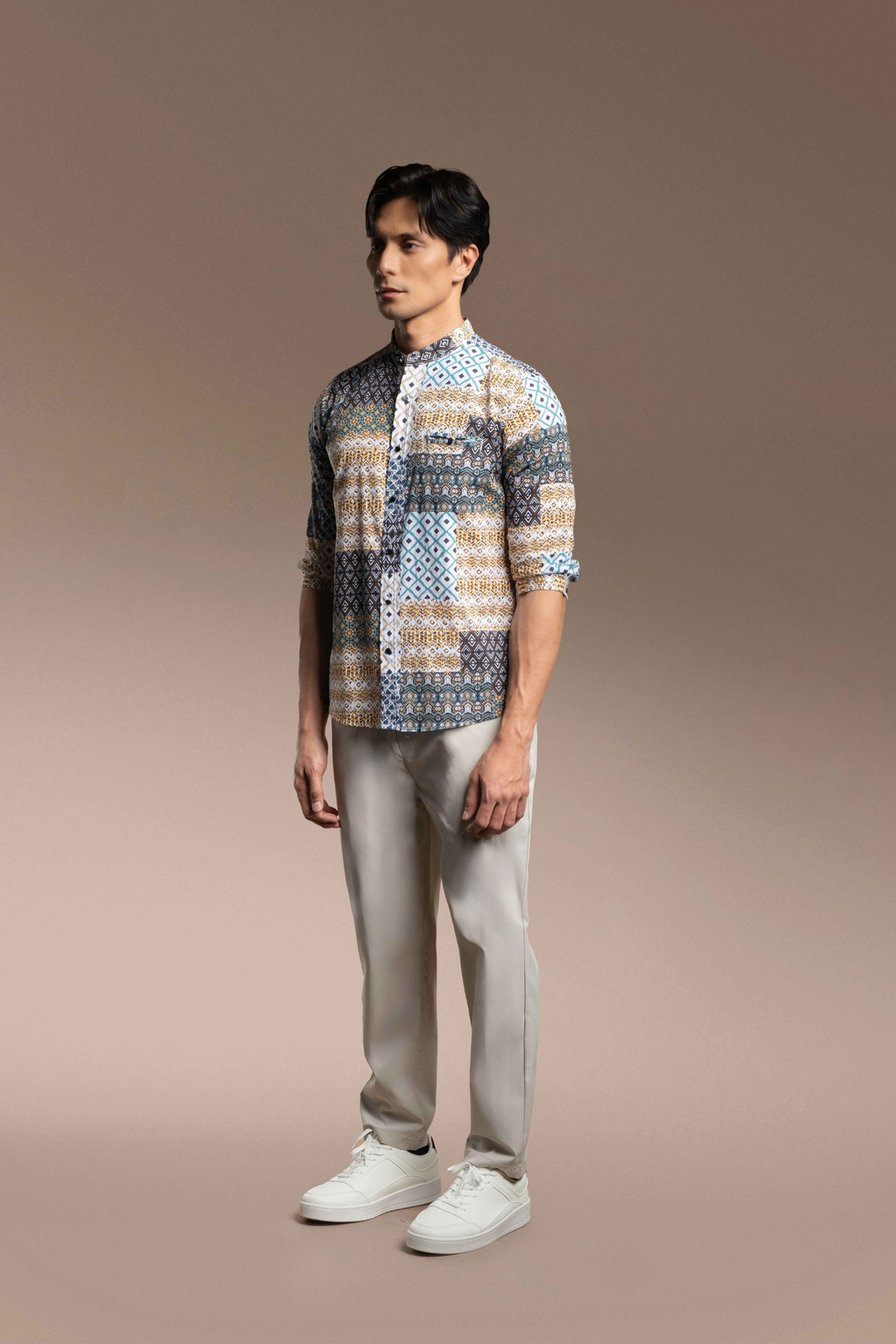 Man wearing a Onésimus Men's Casual Shirts Geometric Prints and light pants against a beige background